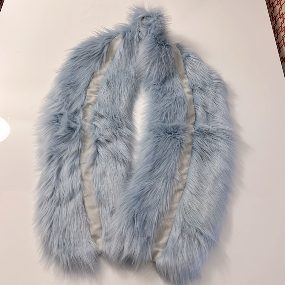NEW:  gorgeous baby blue faux fur scarf - Picture 3 of 9